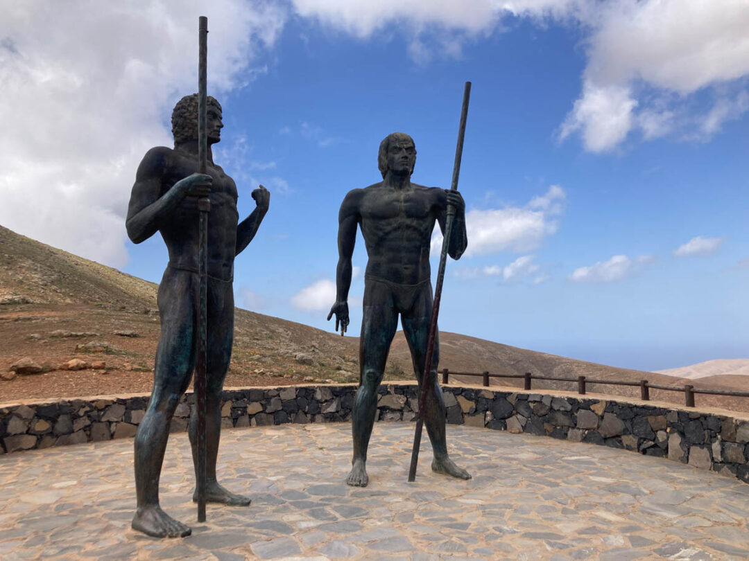 the giant statues of Mirador de Guise and Ayosa